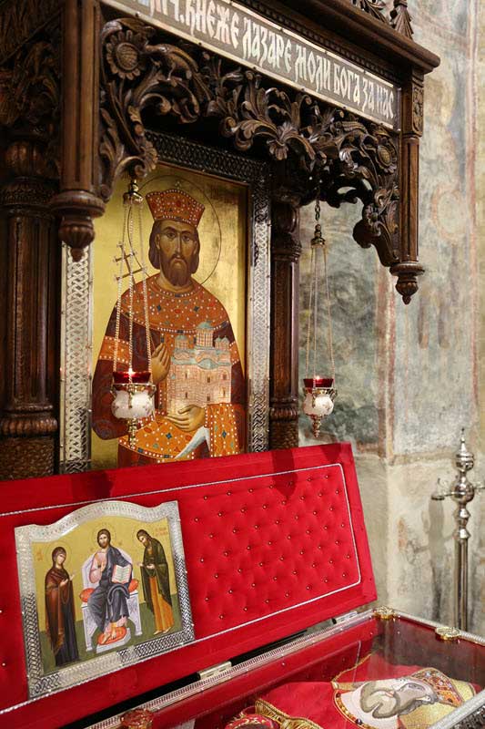 Después de casi tres siglos, las reliquias de San Príncipe Lazar el 9 de septiembre de 1989 fueron devueltas a su dotación, el Monasterio de Ravanica, donde ahora se encuentran Serbia monasterio serbio